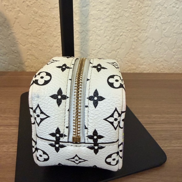 LOUIS VUITTON Monogram
Giant Portemonnaie Cube Mini
Cube Coin Bag Key Charm - Picture 3 of 10